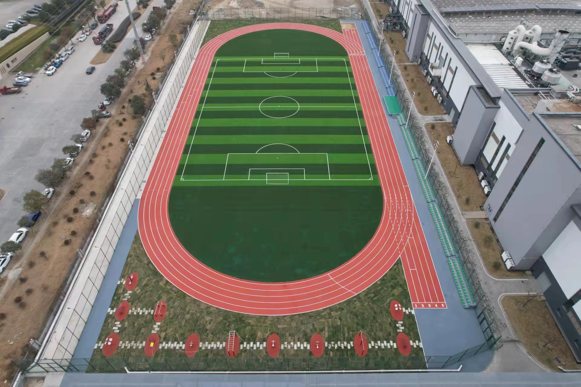 塑膠跑道廠家怎樣選擇，塑膠跑道廠家前期施工，溢邦體育給您解答
