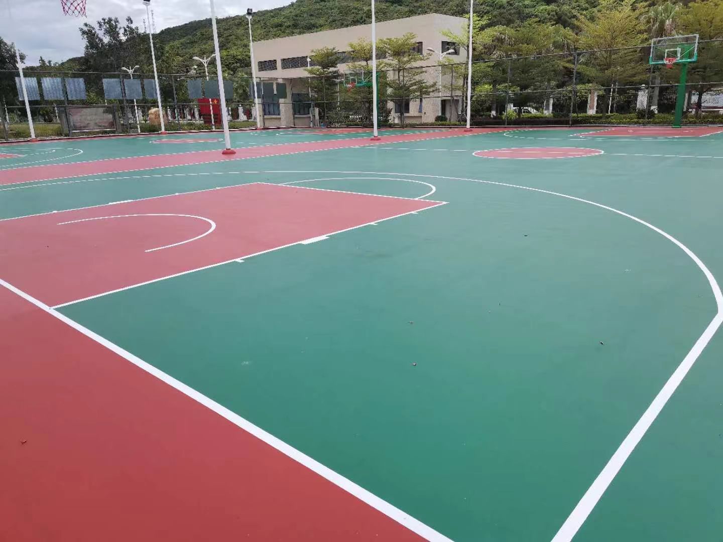 硅pu籃球場造價與選擇，2023溢邦體育廠家報價